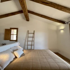 Grande chambre avec salle de bain baignoire .