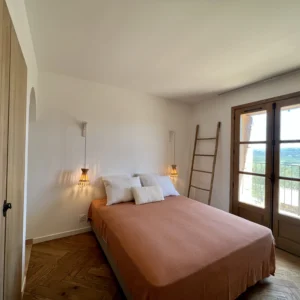 Chambre avec 1 lit double vue sur les montagnes.