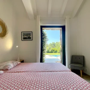 Chambre avec 2 lits simple.