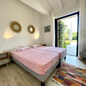 Chambre avec 2 grand lits simple.