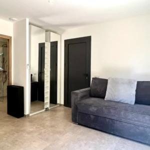 Chambre avec un Lit canapé avec accès terrasse.