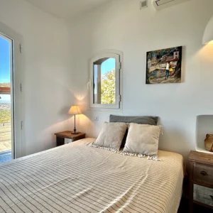 Chambre lumineuse avec grand lit double et vue mer