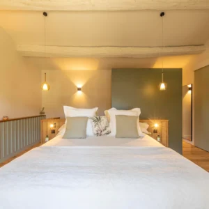 Très grand lit king size de la cabane Persei