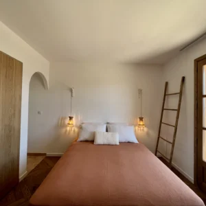 Lit king size avec une armoir pour ranger ses affaires.