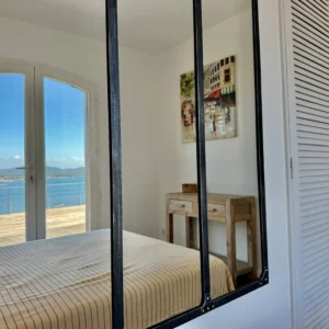 Miroir dans la chambre .
