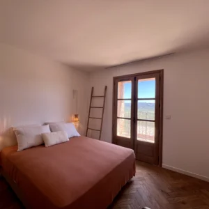 Grande chambre avec un lit king size .