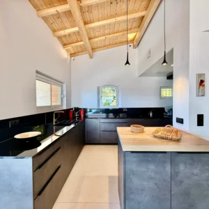 Cuisine haut de gamme équipée.