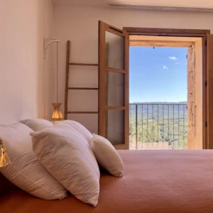 Chambre une de la bergerie avec sa vue sur les montagnes.