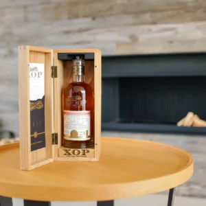 Une bouteille de whisky XOP en dégustation à la villa Wooden.
