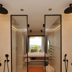 Double douche italienne spacieuse.