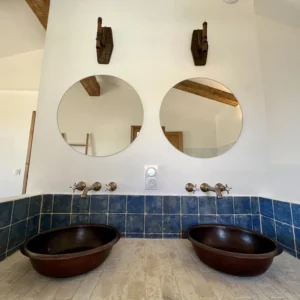 Double vasque marron avec deux miroirs.