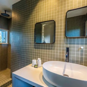 Grande salle de bain avec douche italienne.