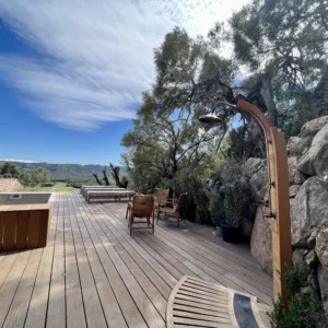 Magnifique terrasse en bois avec douchette, transat et piscine chauffée.