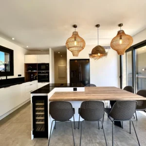 Espace de vie lumineux de la villa