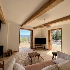 Espace de détente de la bergerie avec une vue sur les montagnes.