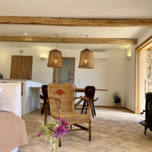 L'intérieur de la bergerie, un décor rustique entre bois et osier