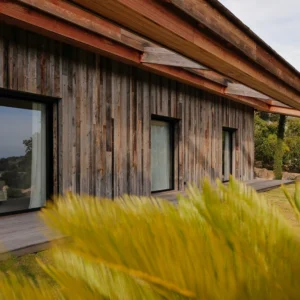 Belle façade en bois avec baies vitrées