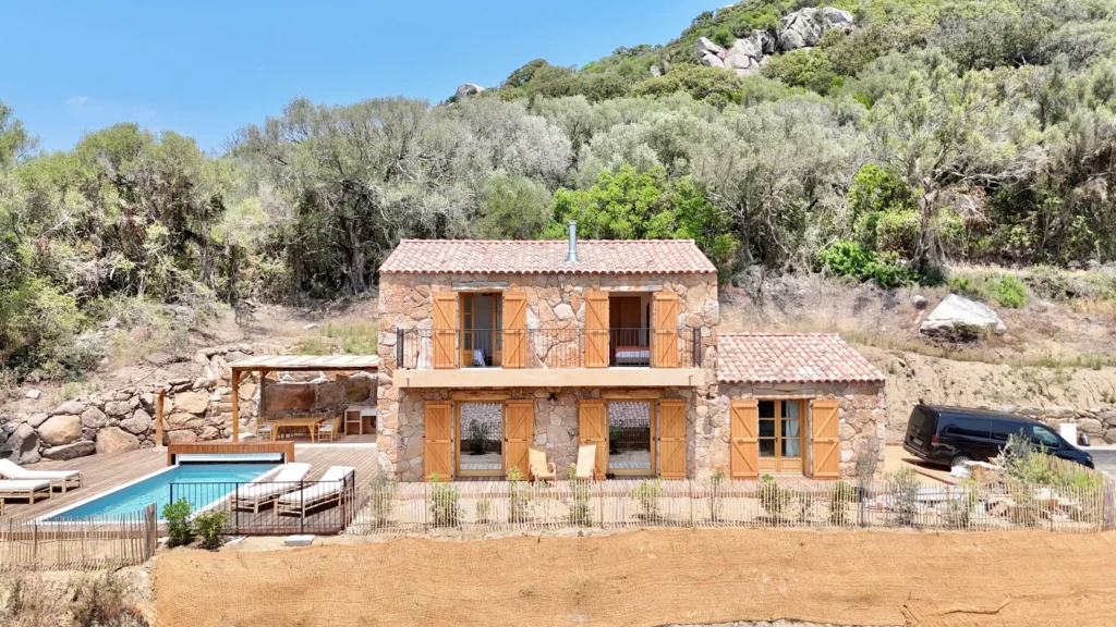 Location Bergerie de luxe à Sotta pour 7 personnes avec 3 chambres et 3 salles de bains.