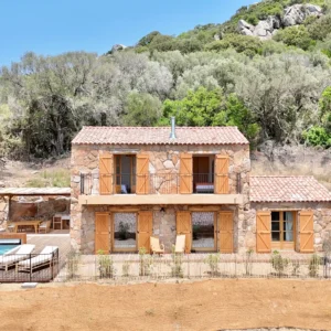Location Bergerie de luxe à Sotta pour 7 personnes avec 3 chambres et 3 salles de bains.