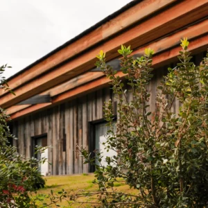 Façade extérieure avec jardin emblématique corse.