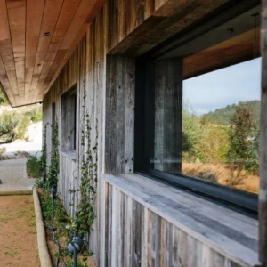 Façade extérieure avec terrain de pétanque.
