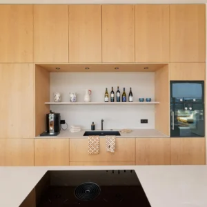 Plan de travail avec grand armoire de rangement ustensile de cuisine.