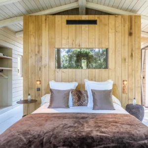 Grand lit dans la cabane perchée Pyxis