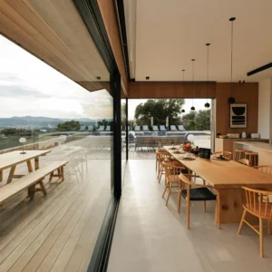 Grande cuisine avec grandes baies vitrées donnant sur la terrasse extérieure et sa vue mer.