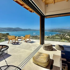 Grande ouverture intérieur donnant accès à la terrasse.