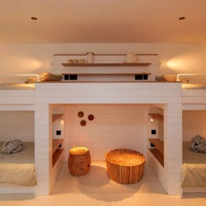 Grande chambre avec double lits superposé.