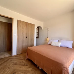 Grande chambre avec 1 lit king size et vue sur les montagnes.