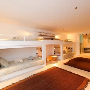 Grande chambre avec 2 lits superposé.