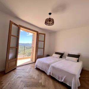 Grande chambre avec 2 lits simple et vue sur les montagnes.