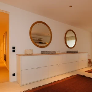 Grande armoire de rangement.