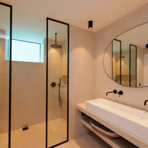 Salle de bain avec double douche italienne et vasque pour deux personnes.