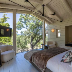 Grande chambre avec lit king size et vue sur le ciel et montagne