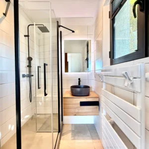 grande salle de bain avec douche italienne.