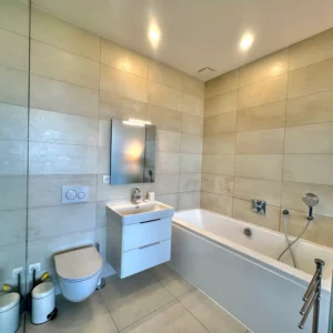 salle de bain avec baignoire