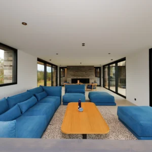 Espace de repos avec grand canapé bleu.