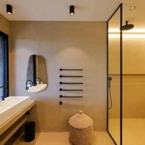 Salle de bain moderne avec grande baignoire et douche italienne.