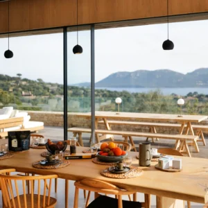 Table à manger avec petit déjeuner sur la table et sa vue mer.