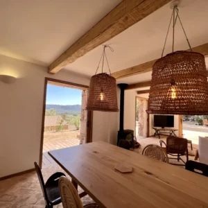 Grand espace de vie avec grande table en bois.