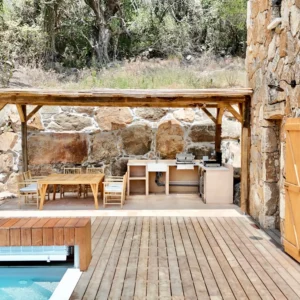 Grande terrasse en bois avec mobilier extérieur.