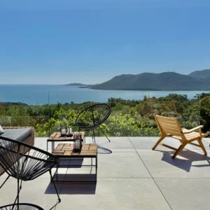 Terrasse extérieure avec chaise pour profiter du soleil.