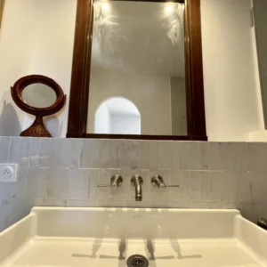 Grande vasque avec miroir.