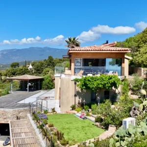 Plan large de la villa avec son jardin.
