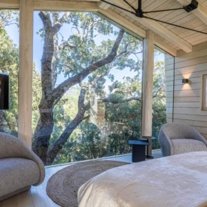 Chambre avec grande vitre et grand lit