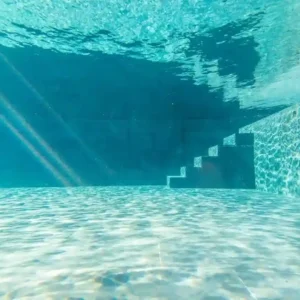 Intérieur de la grande piscine chauffée.