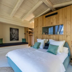 Grand lit kingsize de la cabane Centauri
