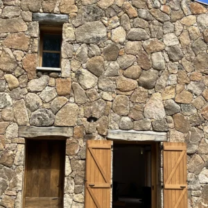 Magnifique façade de la bergerie en pierre corse.